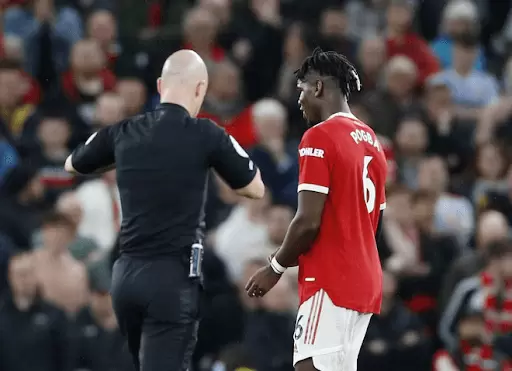 Pogba phải rời sân sau khoảng 15 phút chơi bóng ngắn ngủi.